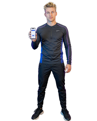 Selbstbewusstes Model im futuristischen Tech-Wear-Outfit h&auml;lt ein leuchtendes Smartphone mit Zahlungsoberfl&auml;che neben Caszilla
